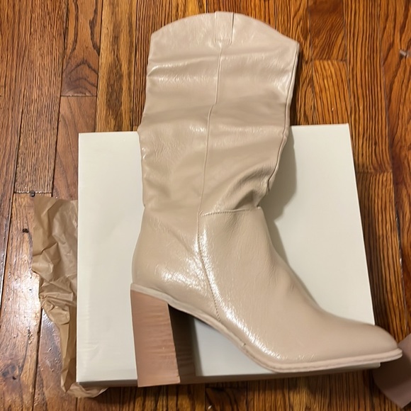 New in box oasis society Stephanie boot- 10 taupe - Picture 3 of 10